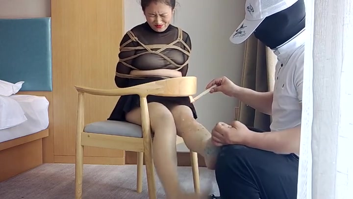 江山原创 茶艺师静静露脸第一部！爆乳女王被滴蜡20分钟！肉丝美腿长筒靴，付出生命之挠痒痒！ Preview 3