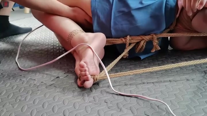 绳之韵 新人媛媛试镜第一部（下集）美腿玉足捆绑，蒙眼、口球，地板驷马，一步到位的重口试镜 Preview 4