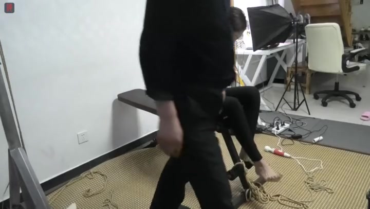 绳之韵 长腿美少女羽灵（第四集），捆绑大脚趾，痛苦的分腿驷马放置，美脚、白嫩足底展示 Preview 1
