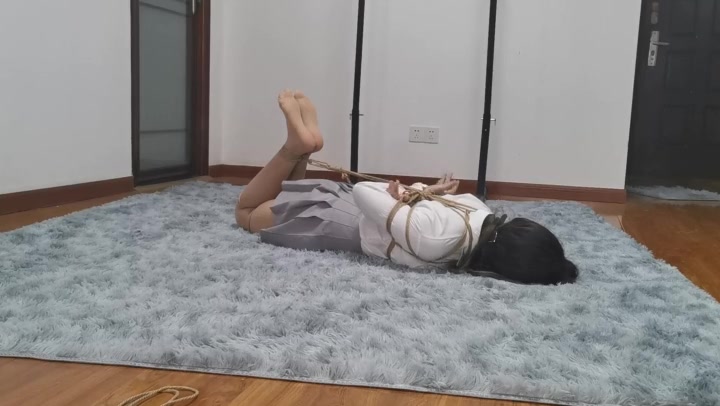 奥特曼 定拍]猫林JK日式紧缚驷马放置1小时，妹子最终崩溃哭泣 Preview 1