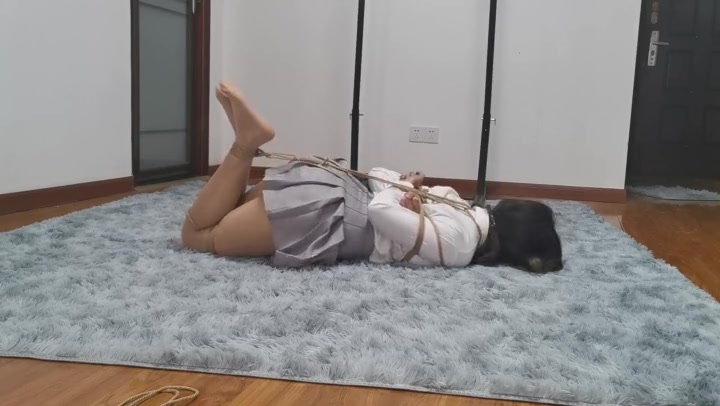 奥特曼 定拍]猫林JK日式紧缚驷马放置1小时，妹子最终崩溃哭泣 Preview 3