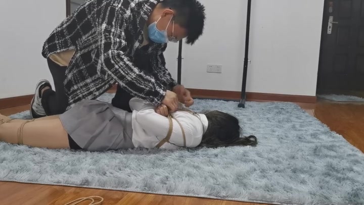 奥特曼 定拍]猫林JK日式紧缚驷马放置1小时，妹子最终崩溃哭泣 Preview 4