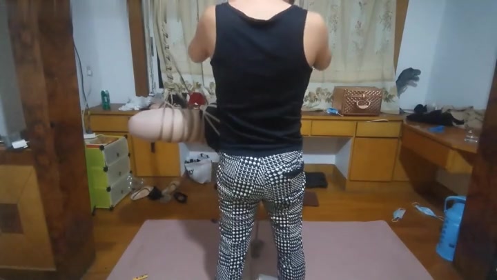 我的媳妇 第51弹、单腿吊着棒棒刺激GC直接嗨到起飞了（马具口球+单腿吊+驷马放置） Preview 1