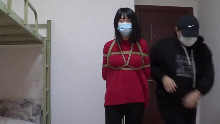 新月原创 00后小美女红豆 想体验绑得紧点爬都不能爬的感觉 一个交叉驷马教她做人 Preview 1