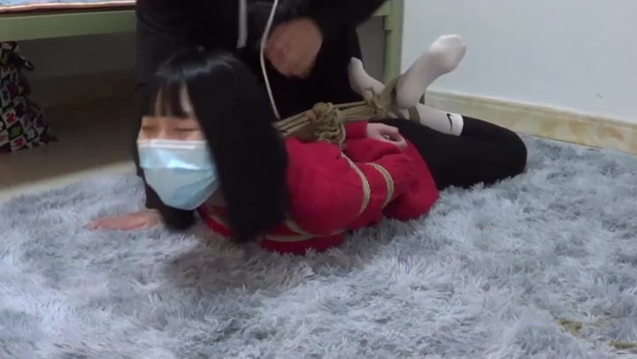 新月原创 00后小美女红豆 想体验绑得紧点爬都不能爬的感觉 一个交叉驷马教她做人 Preview 3
