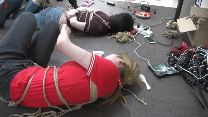 绳之韵_兮兮酱、奈奈生双萝莉捆绑游戏 驷马股绳 Preview 3