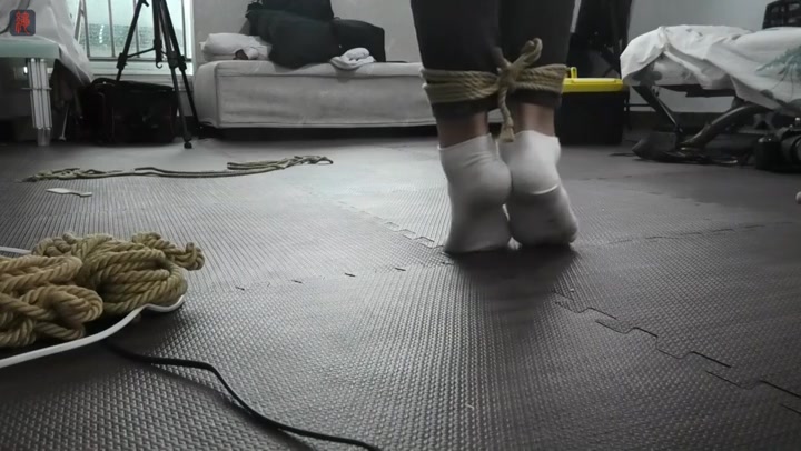 绳之韵_兮兮酱、奈奈生双人紧身牛仔 日式紧缚、着袜踮脚吊 Preview 3