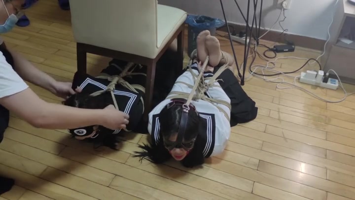 玩奴原创 双妹君君和小晴的超紧欧式驷马，严厉堵嘴，超多口水，放置考验 Preview 2