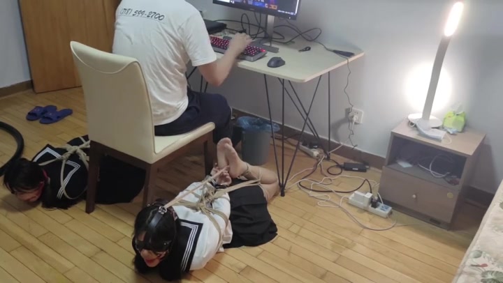 玩奴原创 双妹君君和小晴的超紧欧式驷马，严厉堵嘴，超多口水，放置考验 Preview 3