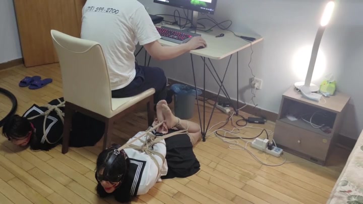 玩奴原创 双妹君君和小晴的超紧欧式驷马，严厉堵嘴，超多口水，放置考验 Preview 4