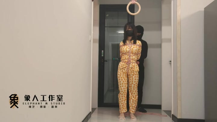 象人原创 小秋单腿吊缚，口球+绷带缠嘴，疯狂tk，脚，腰小，腹都不放过 Preview 2