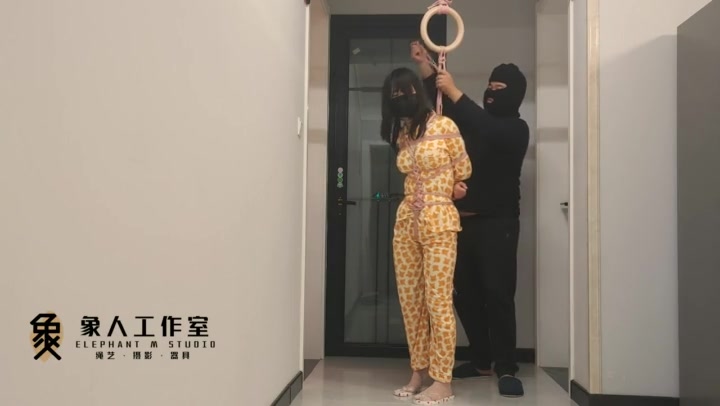 象人原创 小秋单腿吊缚，口球+绷带缠嘴，疯狂tk，脚，腰小，腹都不放过 Preview 3