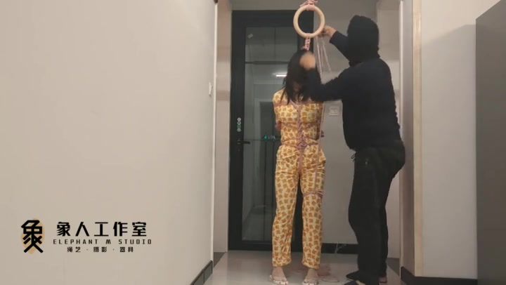 象人原创 小秋单腿吊缚，口球+绷带缠嘴，疯狂tk，脚，腰小，腹都不放过 Preview 4