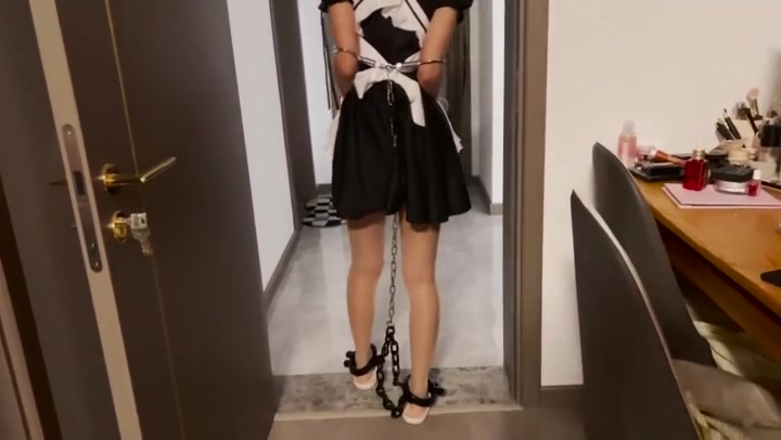 涵涵 女仆装 镣铐行走 Preview 1