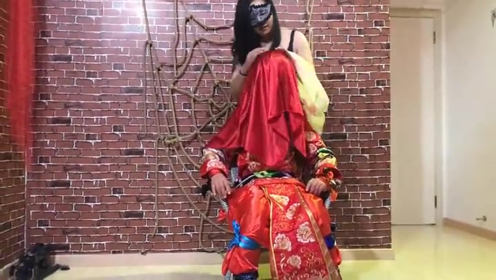 出嫁前一晚与闺蜜最后体验捆绑包裹 Preview 1