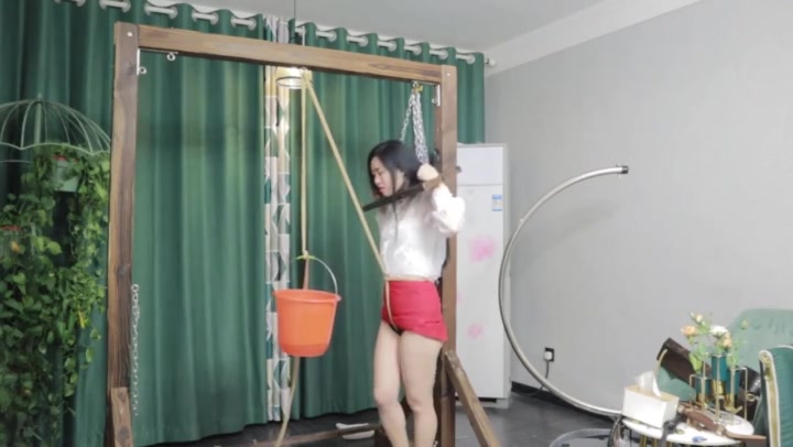夜未央 妻奴周末小调 枷锁固定 强制口球 水桶吊股绳（骑绳）单手套后手吊缚 刑架束缚电击等 Preview 2