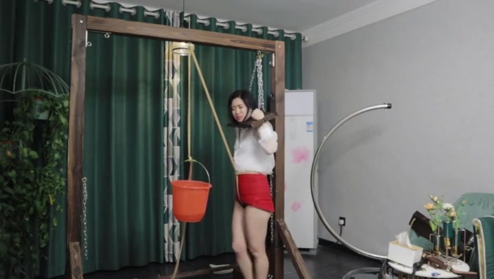 夜未央 妻奴周末小调 枷锁固定 强制口球 水桶吊股绳（骑绳）单手套后手吊缚 刑架束缚电击等 Preview 3