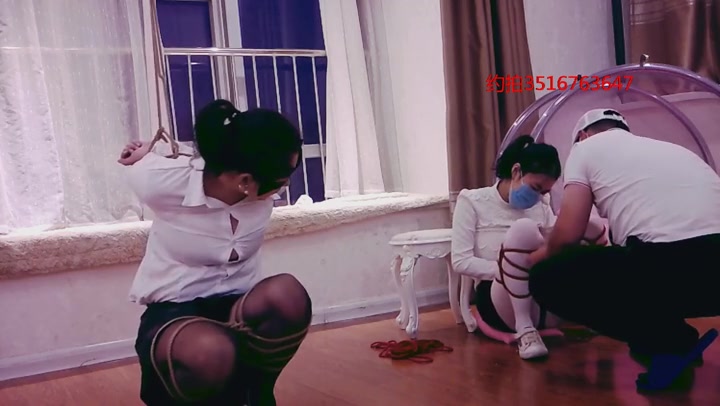 江山原创 母女一起折磨！静静和女儿一样的造型，绑地上欧式直臂挂在铁链子上，享受站立蹲着两难的折磨 Preview 3