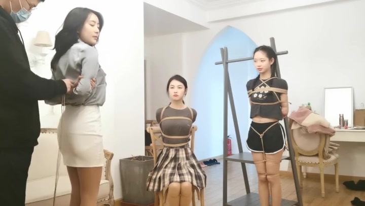 珊珊、莞尔、小丁的捆绑惩罚游戏 Preview 3