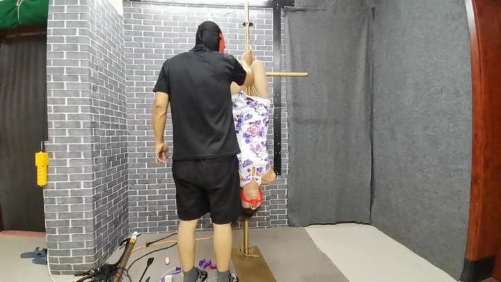 飞天原创 云儿倒吊十字钢管架起来，无线DD，象炸弹一样，威力十足，开足马力至失禁 Preview 4