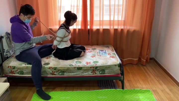 玩奴原创 大学妹子的初绑体验，超紧驷马马具口球椅下放置，肉丝tk挠痒. Preview 1