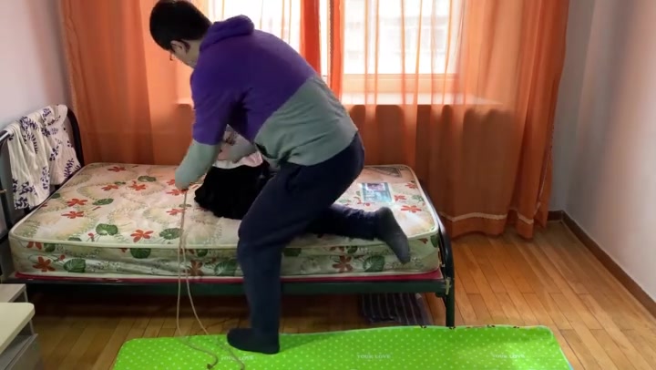 玩奴原创 大学妹子的初绑体验，超紧驷马马具口球椅下放置，肉丝tk挠痒. Preview 2