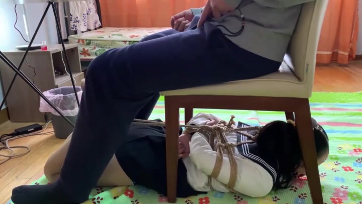 玩奴原创 大学妹子的初绑体验，超紧驷马马具口球椅下放置，肉丝tk挠痒. Preview 4