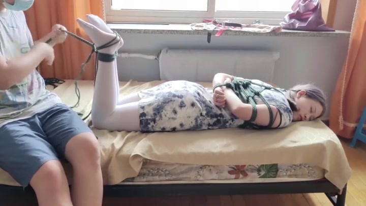 玩奴原创 TJ白丝小舔犬晓灵妹，大力sp，可爱的舌头。新型口环鼻钩强制抬头 Preview 2