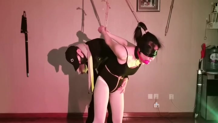 一绳所爱 女孩跪在家门口等待调教 Preview 3