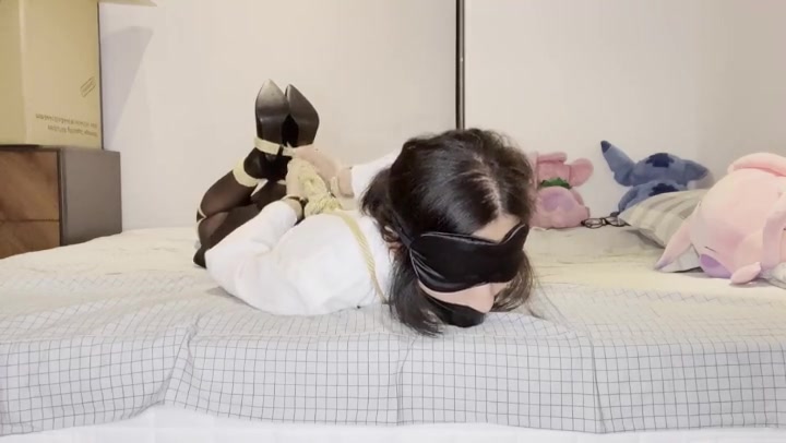 柯柯原创 柯柯的驷马捆绑特辑丨肉丝+黑丝+高跟鞋两套衣服床上挣扎 Preview 3