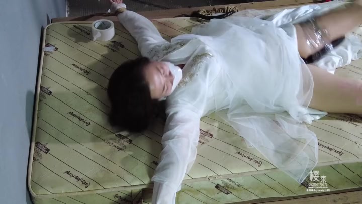 樱束原创 审讯通奸女妃子 古装妃子通奸被抓获关牢房大字捆绑变态的全身TK电击审讯 Preview 1