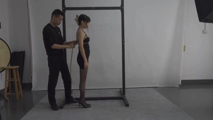 艺束人生 可可紧缚初体验（上集） 黑丝吊带裙直臂跪缚吊 Preview 1