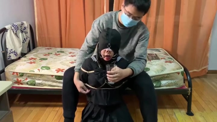 玩奴原创 月月后手缚强制下跪口环口水，鼻钩口环丝袜套头，sp，超巨型口球，大量口水 Preview 1