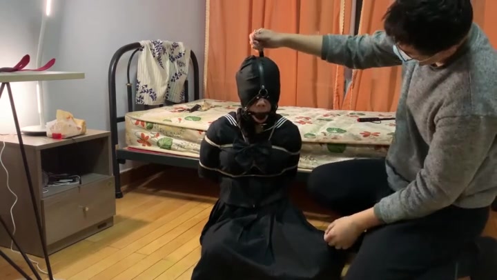 玩奴原创 月月后手缚强制下跪口环口水，鼻钩口环丝袜套头，sp，超巨型口球，大量口水 Preview 2