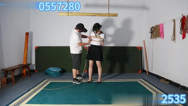山鬼 18岁女高生侧吊，被水弹击打，挠痒，无法反抗，又从中找到了欢乐愉快的乐趣 Preview 1