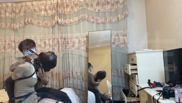 贝特原创 胁po系列 给小m强制戴上项圈 然后胁迫坐到腿上 强制掰开双腿一阵抚摸 Preview 3
