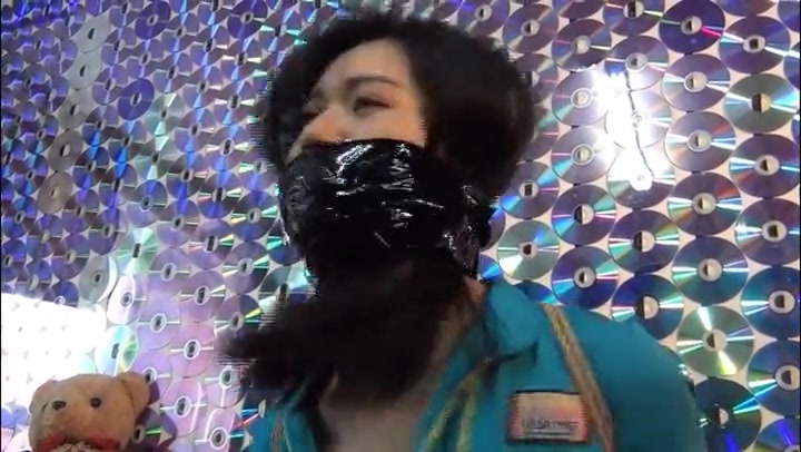 美女小姜绳艺捆封嘴挣扎 解脱后干呕不止 整整塞进了一条裤袜 Preview 2