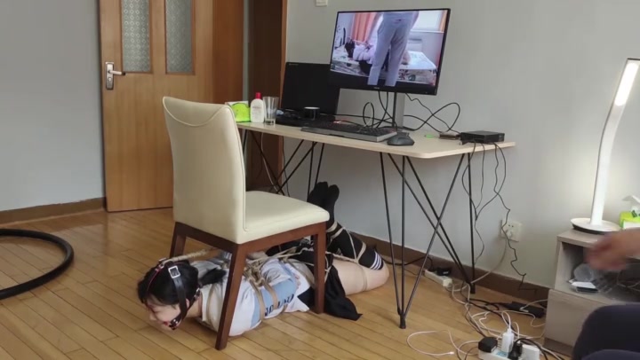 玩奴原创 俘获美女小悦，驷马分腿超紧缚，绳子全部用光，椅下弃置，超严厉堵嘴！ Preview 3