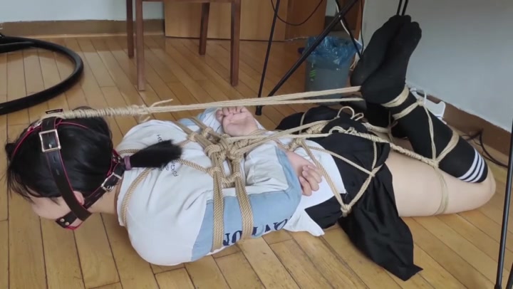 玩奴原创 俘获美女小悦，驷马分腿超紧缚，绳子全部用光，椅下弃置，超严厉堵嘴！ Preview 4