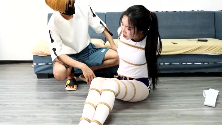 得意客 king剧情定拍白丝笨蛋美女的奇怪自缚（1-2合并版）笨蛋美女意外被绳子缠缚结果越挣扎捆绑的越紧 Preview 1