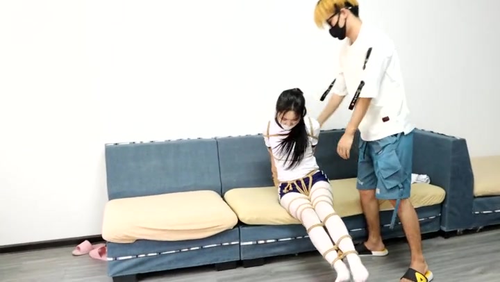 得意客 king剧情定拍白丝笨蛋美女的奇怪自缚（1-2合并版）笨蛋美女意外被绳子缠缚结果越挣扎捆绑的越紧 Preview 4