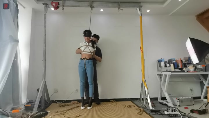 绳之韵 新人彤彤开发第二课 极限后高手。跪缚、半吊、悬空分腿吊 Preview 4