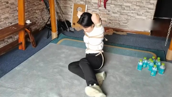 玉洁抱头绑起来做任务 Preview 2