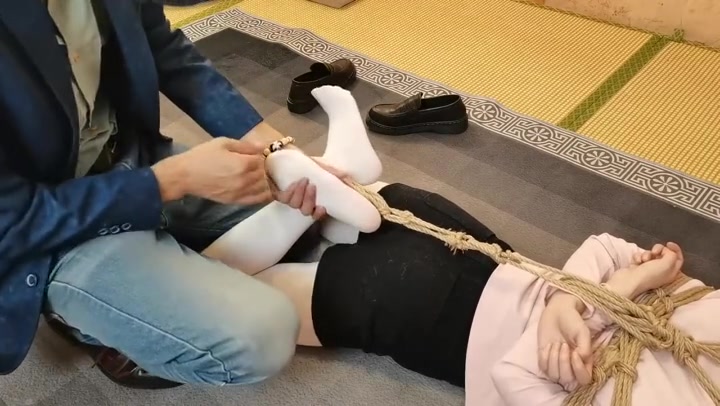 女侦探不幸被抓遭绑受折磨. Preview 3