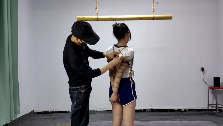一绳所爱 18岁的女孩被直臂吊了起来 Preview 2