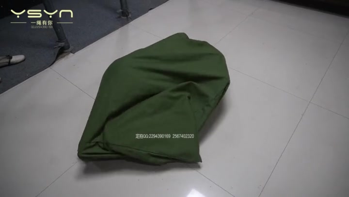 一绳有你 麻袋绑匪之人体餐车 漂亮性感小美女（安妮）遭麻袋绑匪装袋抗入密室滚动 Preview 1