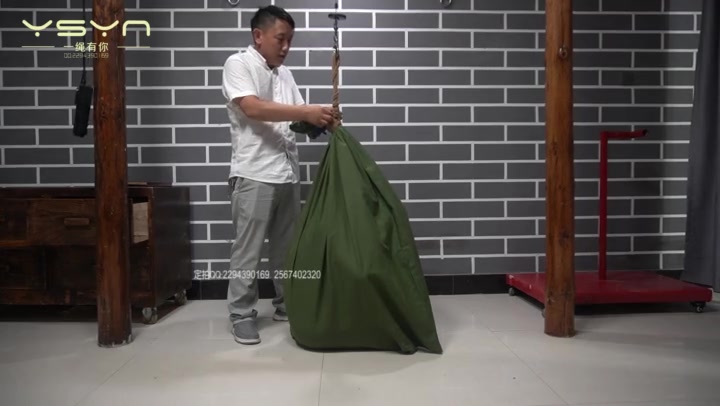 一绳有你 麻袋绑匪之人体餐车 漂亮性感小美女（安妮）遭麻袋绑匪装袋抗入密室滚动 Preview 2