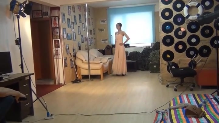 真实的经典_美女主播小丽室内遭遇快递劫持绳索捆绑 Preview 1