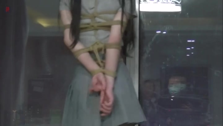 绳之韵 玻璃窗里面可怜兮兮的小呆口球捆绑，对着大玻璃窗摇啊摇，黑丝、细高JK，尬舞表演（上-下合并） Preview 1