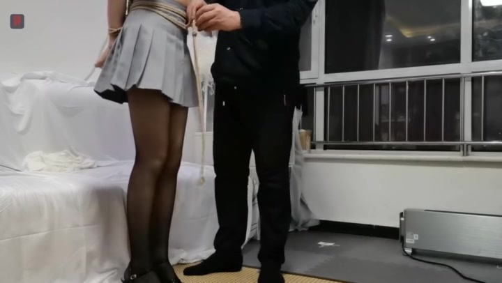绳之韵 玻璃窗里面可怜兮兮的小呆口球捆绑，对着大玻璃窗摇啊摇，黑丝、细高JK，尬舞表演（上-下合并） Preview 2